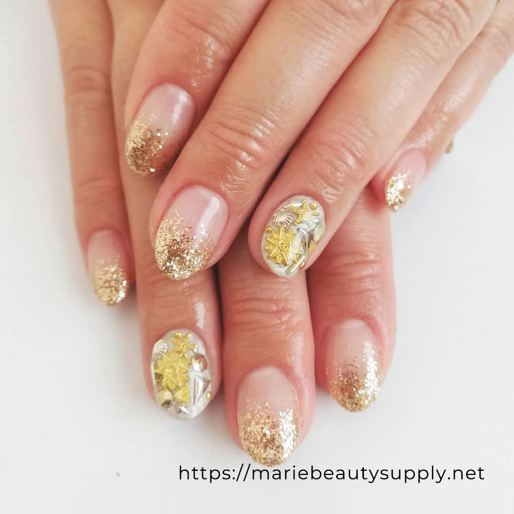 Nail Art Filled with Glitter Gradation and Studs.