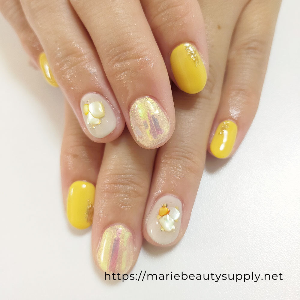 Refreshing nails with a variety of yellow bases